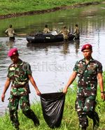Anggota TNI Bersihkan BKT