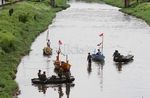 Anggota TNI Bersihkan BKT