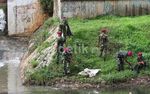 Anggota TNI Bersihkan BKT