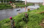 Anggota TNI Bersihkan BKT