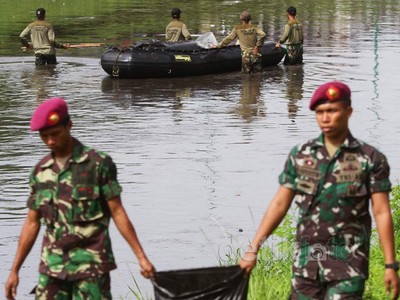Anggota TNI Bersihkan BKT