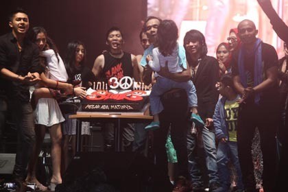 Kehangatan di Atas Panggung Megah Konser 30 Tahun Slank