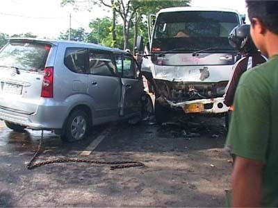 Truk Vs Avanza, 5 Orang Dilarikan ke Rumah Sakit