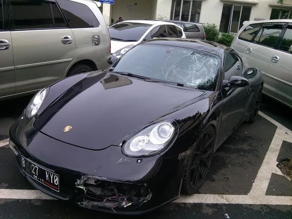Ini Wujud Porsche vs Sepeda: Lampu Mobil Copot Hingga Jeruji Reyot