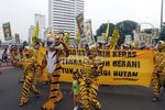 Puluhan Boneka Mengaum Saat Aksi di Silang Monas