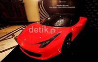     Pegasus berani tampil beda dengan tidak menerapkan pajak investor penjualan emas seperti di Indonesia yang ada di kisaran 7-9%, karena bahan baku Emas Pegasus yang di ambil dari Hongkong itu bebas pajak. Rachman Haryanto/detikFoto