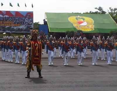 Upacara Hari Juang Kartika Dihiasi Drum Band dan Atraksi Penerjun