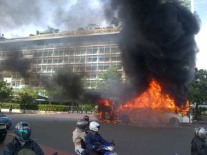 Bus yang Terbakar di Bundaran HI Karena Korslet Aki