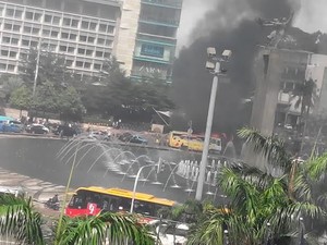 Asap Hitam Bus Terbakar di Kawasan HI Tarik Perhatian Orang Kantoran