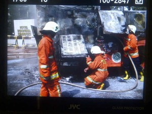 Byuur! 2 Mobil Pemadam Jinakkan Api yang Membakar Bus Bianglala di HI