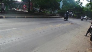 Hati-hati! Ada Tumpahan Solar di Depan Gedung Aldevco Warung Buncit