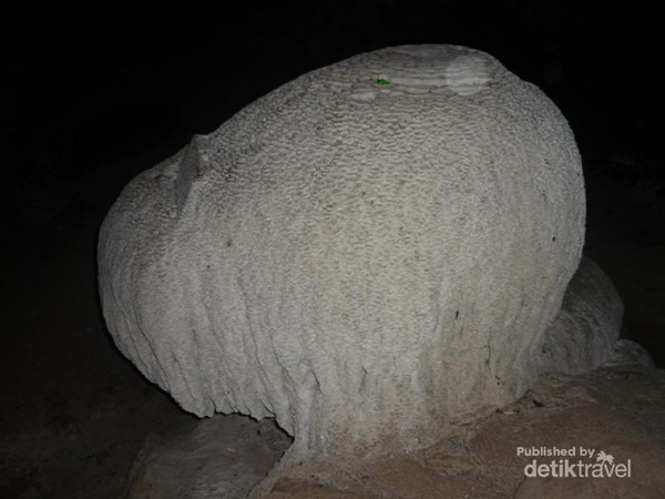 Batu Menangis di Gua Ngalau Indah, Payakumbuh