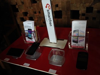 Andromax i2 dan Androma G akan bersaing dengan Android murah lainnya yang menyasar segmen menengah ke bawah.