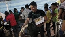 Relawan Singapura Bagi-bagi Es Krim Potong Untuk Pekerja di Little India