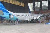 Di GMF juga terdapat hangar berfungsi sebagai tempat perawatan dan perbaikan pesawat. Ada tiga hangar di sana dan biasanya wisatawan diajak ke hangar 2. Di sinilah pesawat-pesawat Garuda diparkirkan dan dicek bagian dalamnya (Afif/detikTravel)