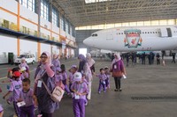 Untuk ikut tur ke GMF, Anda bisa mengirim surat kunjungan ke GM Coorporate Communication GMF. Sudah banyak rombongan wisata yang datang ke sana, dari anak SD, universitas hingga komunitas. Anda tidak bakal dipungut biaya, namun baiknya mengirim surat kunjungan dari jauh hari (Afif/detikTravel)