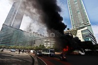 Asap hitam membumbung ke udara.