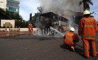 2 Unit mobil pemadam kebakaran diterjunkan untuk menjikan api.