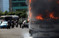Kebakaran ini menyebabkan arus lalu lintas tersendat, polisi pun mengatur lalu lintas yang mengular tersebut.