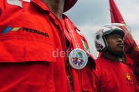 Di antara buruh yang berdemo adalah, pekerja di Pertamina dan PLN.
