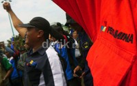 Mereka juga menuntut Presiden Susilo Bambang Yudhoyono agar ikut turun menyelesaikan masalah ini, dengan cara mengeluarkan Instruksi Presiden (Inpres) terkait masalah outsourcing.