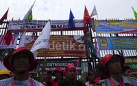 Jika tuntutan ini tidak dipenuhi, massa buruh mengancam akan melakukan aksi Blackday, aksi mogok nasional pekerja outsourcing BUMN pada 31 Desember.