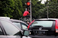 Debu dan kotoran yang melekat dibersihkan.