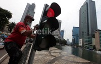 Tiang lampu juga dicat.
