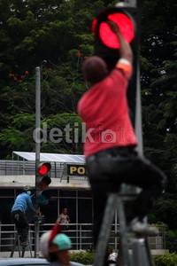 Perawatan ini dilakukan rutin untuk menjaga fungsi lampu lalu lintas tersebut.