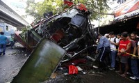 Setelah jatuh dari ketingggian, badan bus tampak remuk. REUTERS/Romeo Ranoco.