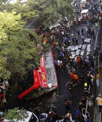 Peristiwa ini, menjadi tontonan warga. Belum diketahui penyebab bus tersebut bisa terjun bebas. REUTERS/Romeo Ranoco.