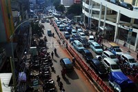 Lalu lintas di kawasan Pasar Tanah Abang, Jakarta Pusat padat.