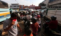 Kemacetan ini terjadi akibat kendaraan umum yang berhenti sembarangan.
