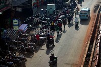 Sejumlah kendaraan melintas di kawasan Tanah Abang, Jakarta Pusat.