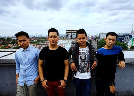 De Neno, Sang Dewa Langit yang Mencoba Nyaman Bermusik