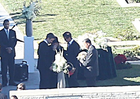 Foto-foto Suasana Haru Pemakaman Paul Walker