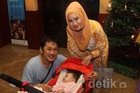    Pasangan suami-istri ini mengenalkan anak kedua mereka yang bernama Kala Madali Bramantyo. Gus Mun/detikHOT.