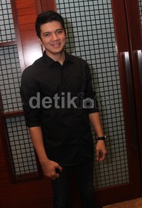     Irwansyah tampil casual lewat kemeja hitam dipadu celana jeans. Gus Mun/detikHOT.