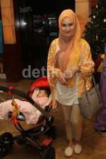 Keluarga Kecil Hanung Bramantyo dan Zaskia Mecca