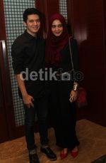 Gaya Serba Hitam Irwansyah dan Zaskia Sungkar