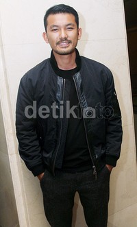 Rio tampak santai dibalut kaus, jaket dan celana hitam. Gus Mun/detikHOT.