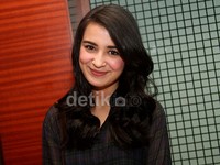 Shireen tersenyum manis. Gus Mun/detikHOT.