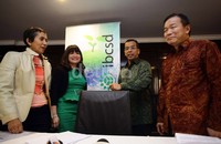 Hadir dalam acara tersebut Dirut Garuda Indonesia Emirsyah Satar, Presiden IBCSD Shinta Kamdani, Vice President PT BNI Felia Salim, dan Kusnan Rahmin.