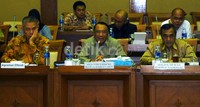 Jero Wacik (tengah) memberikan penjelasan soal energi nasional kepada anggota Komisi VII DPR.
