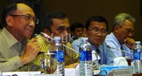 Jero Wacik (kiri) mendengarkan pertanyaan anggota Komisi VII DPR.