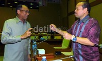 Jero Wacik berbincang dengan Ketua Komisi VII Sutan Bhatoegana.
