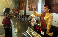 Teller BRI melayani nasabah dengan mengenakan busana daerah, Senin (16/12/2013).