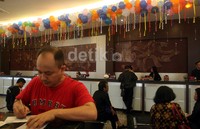 Sejumlah nasabah melakukan transaksi di BRI, Jalan Sudirman, Jakarta.