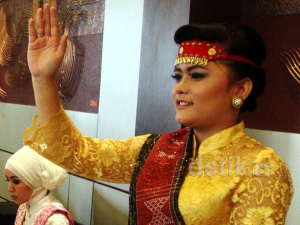 Rayakan HUT BRI, Teller Berbusana Daerah