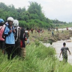 Asyik Pacaran, Janda Muda Mendadak Terjun ke Sungai